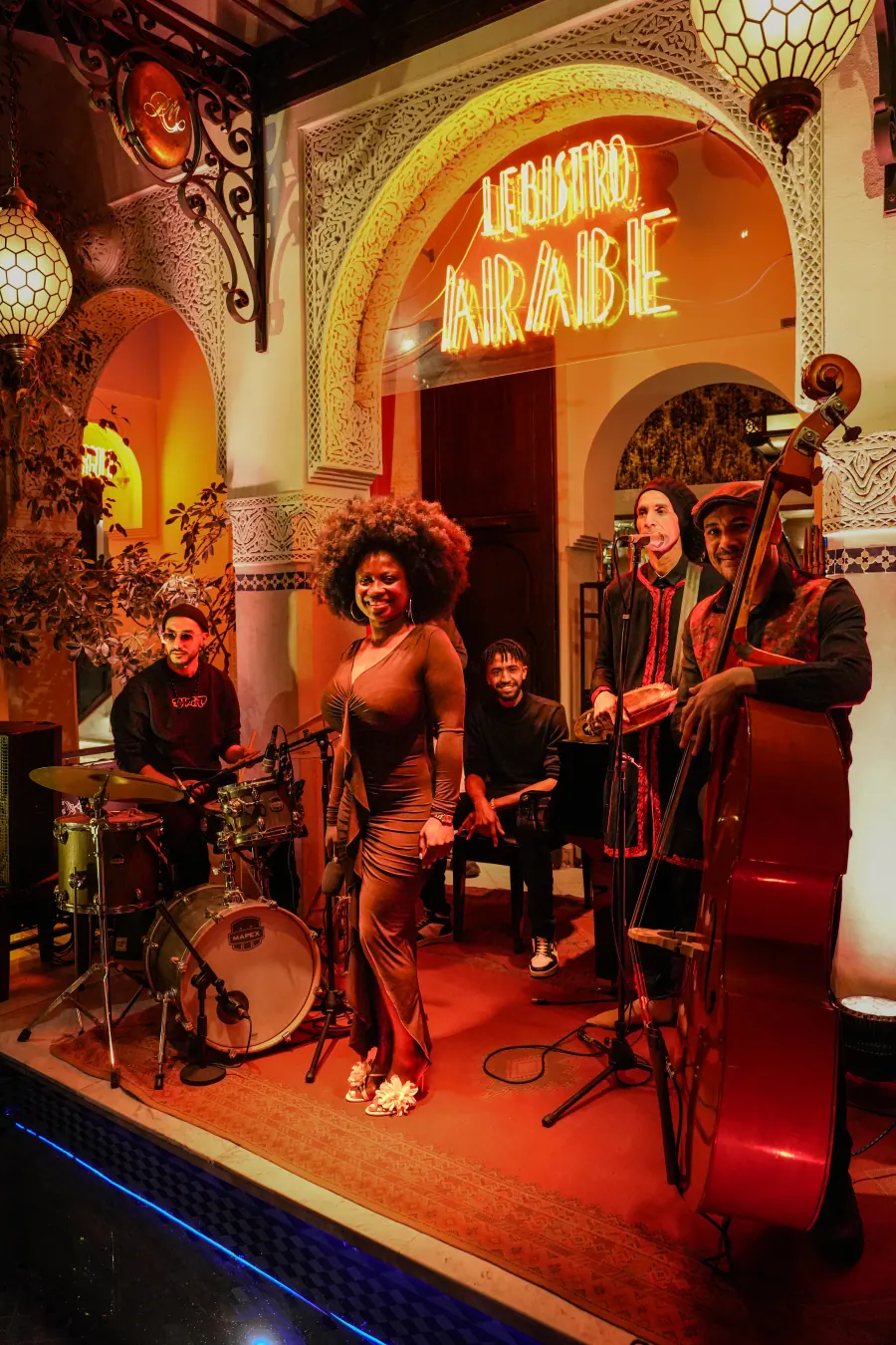 Groupe en concert sous les arches du Bistro Arabe