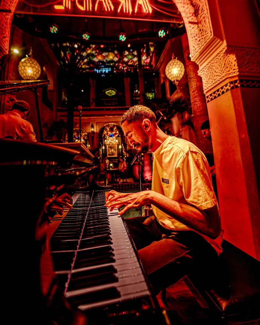 Pianiste en concert dans le salon du Bistro Arabe