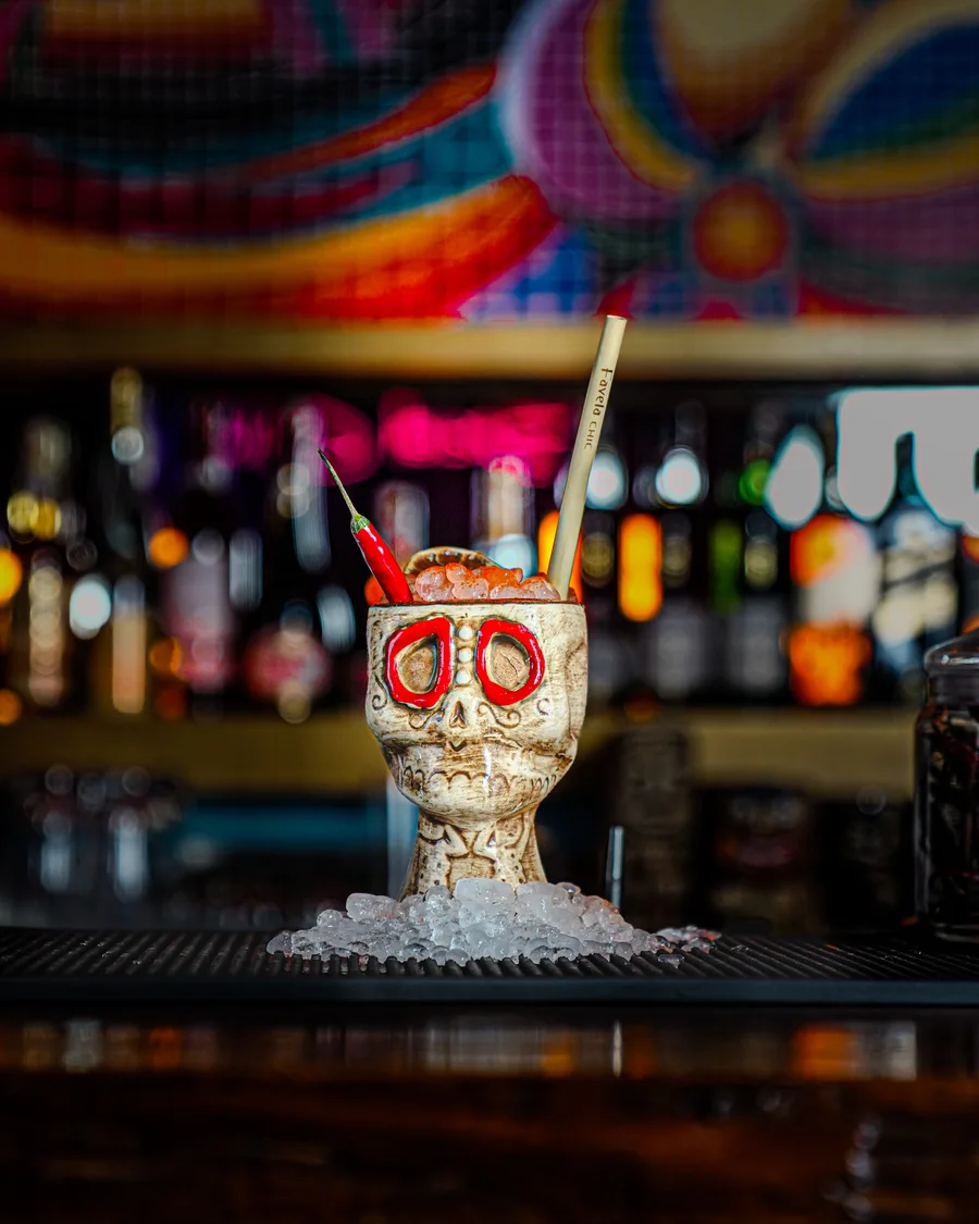 Cocktail servi dans un verre sculpté au bar