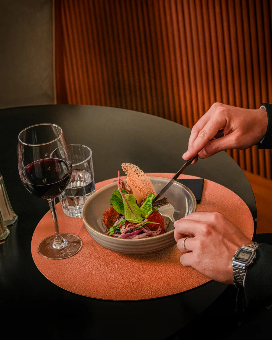 Plat servi à table dans une ambiance chaleureuse