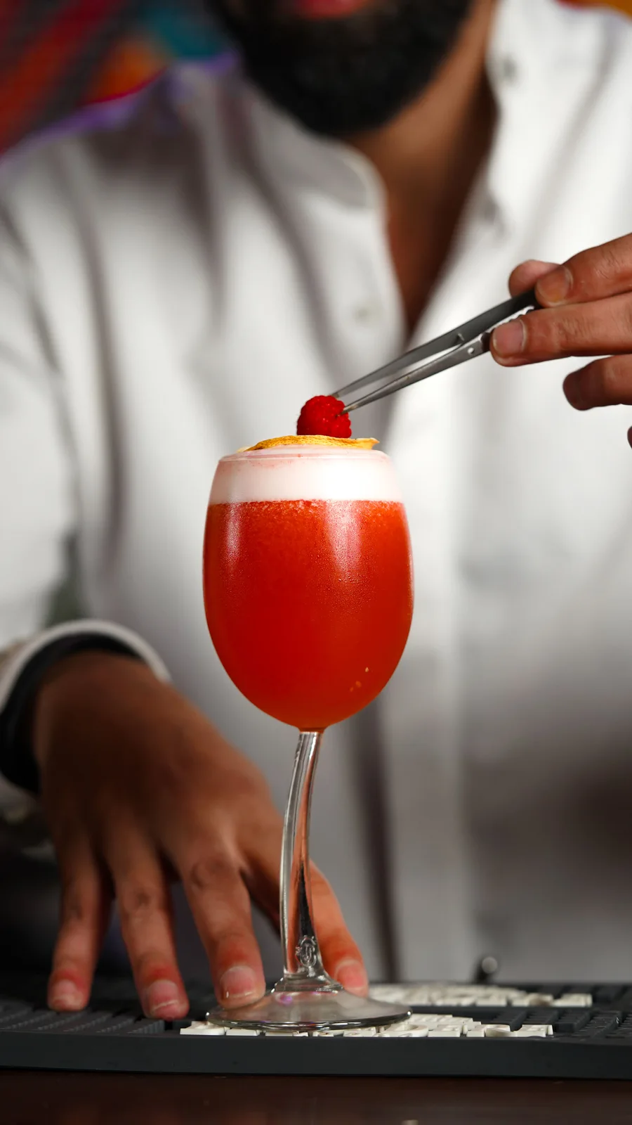 Cocktail rouge finalisé au bar