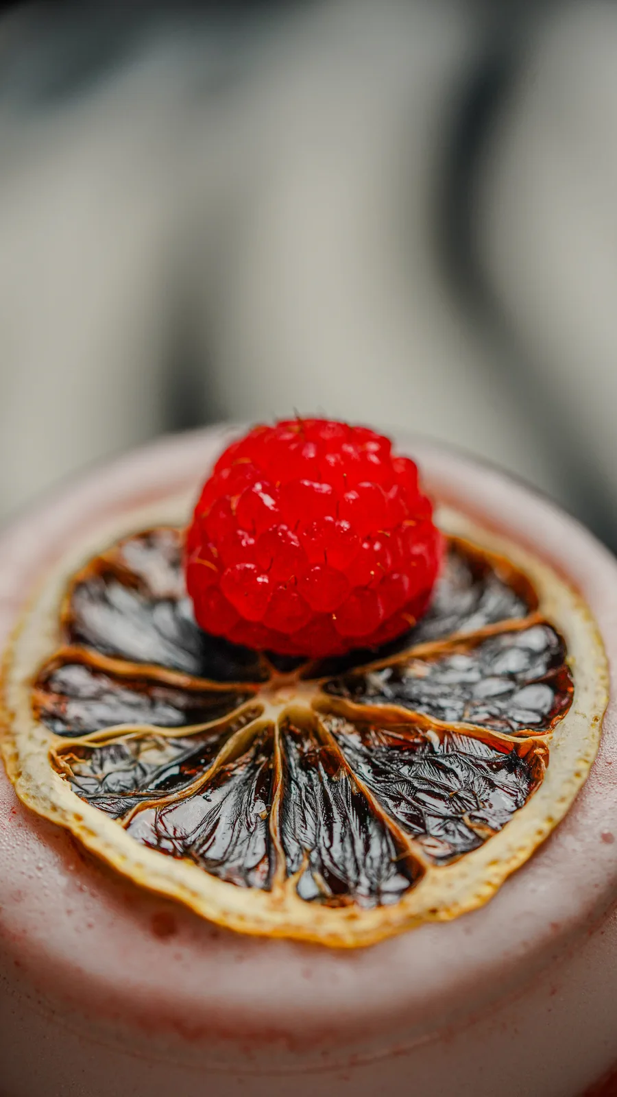 Garniture de cocktail avec fruit rouge