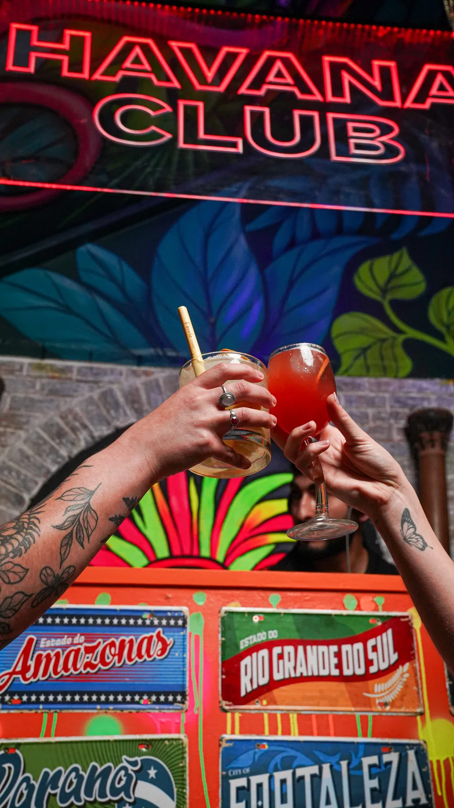 Cocktail devant le décor Havana Club de FavelaChic