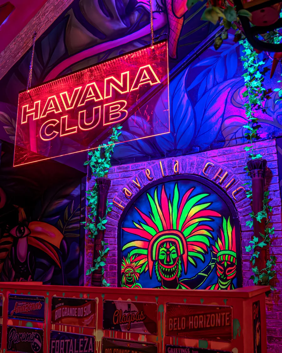Fresque tropicale et enseigne Havana Club dans le bar