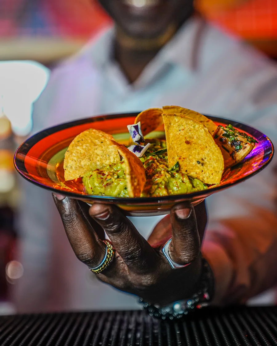 Tacos présentés par un membre de l’équipe