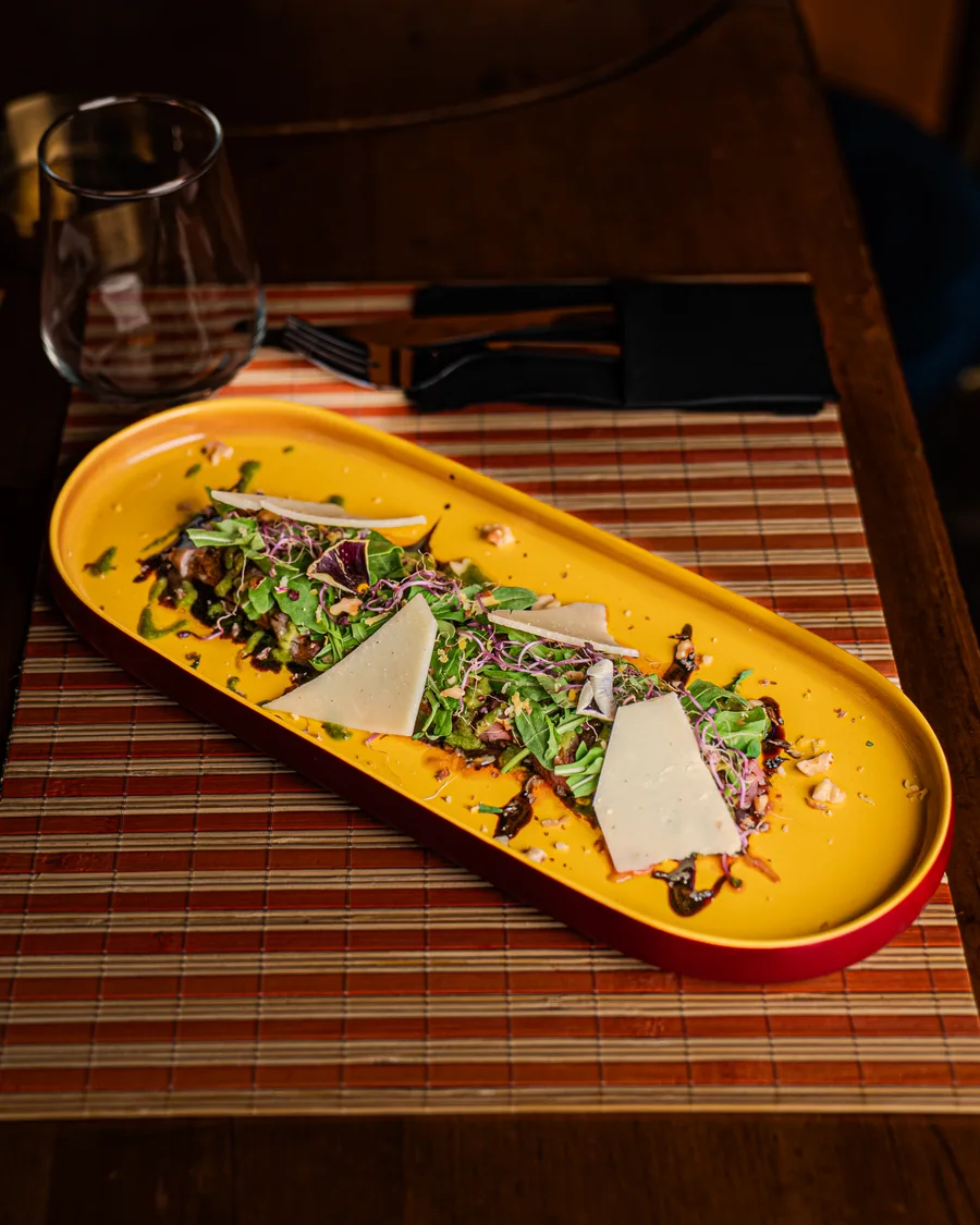 Assiette jaune dressée pour le service