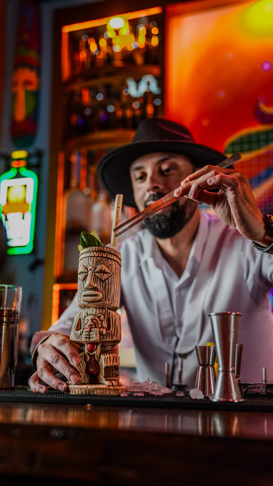 Bartender servant un cocktail sculptural