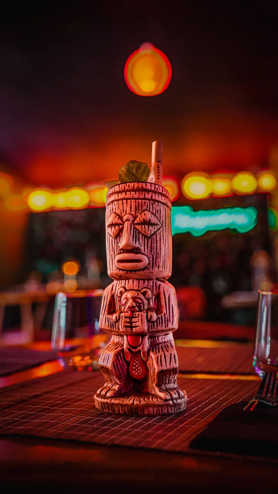Verre tiki éclairé dans l’ambiance nocturne