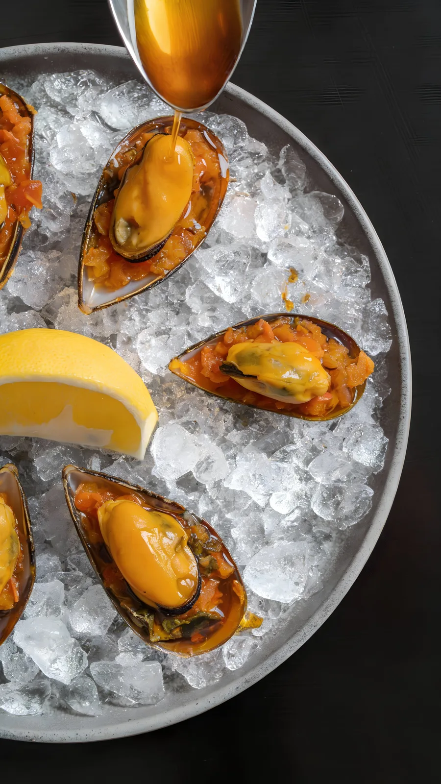 Gros plan vertical sur une sauce versée sur des moules