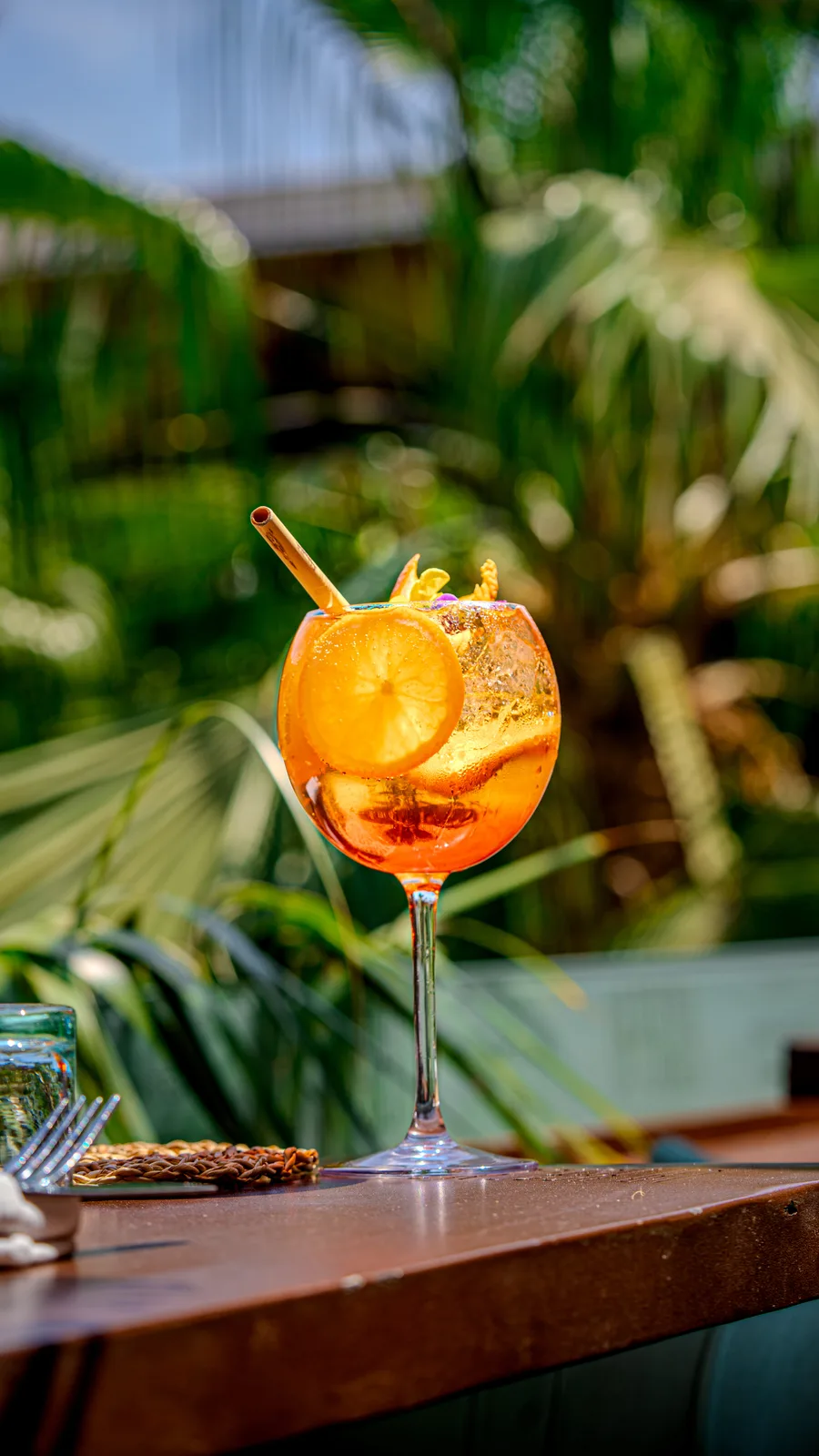 Cocktail orange servi dans le jardin de La Pergola