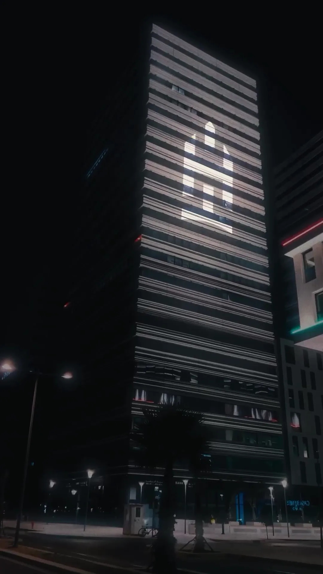 Projection du monogramme Punch sur une façade urbaine